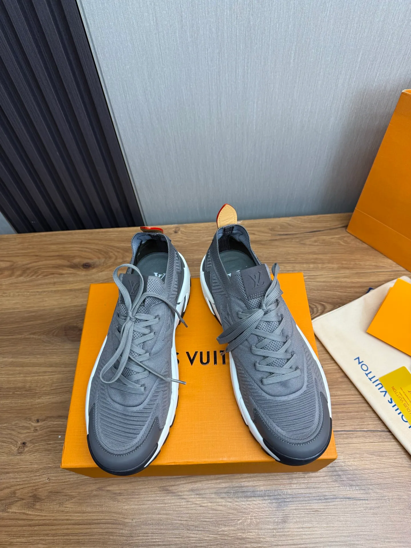 Men's Men's Shoes 580💰 🌈LV | Louis Vuitton 2025 LV Louis Vuitton L House Donkey Brand Latest Olympia Series Couple Style Silver Horn King Casual Sports Shoes Running Shoes This LV Olympia sports shoe combines mesh fabric and metallic synthetic leather and other technical fabrics to reinterpret the classic running shoe design with a neat and simple design. Lightweight EVA outsole provides a stretchy fit. Rich details such as Monogram embossing and LV letters establish recognition. Exquisite packaging at the delivery counter 🛍📦 ▪️Fabric: original imported technical fabric + mesh ▪️Inner lining: original customized breathable mesh ▪️Sole: original molded rubber foam material ▪️Sole thickness: 3.5CM ▪️Size: 38-44 yards